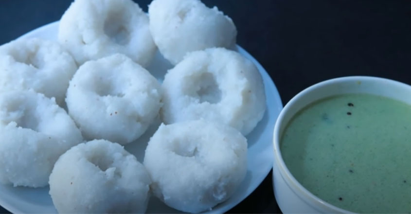 പച്ചരിയും തേങ്ങയും കൊണ്ട് ആവിയിൽ വേവിച്ചെടുക്കുന്ന പഞ്ഞിയപ്പം