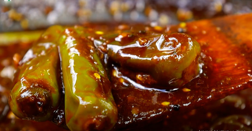 അച്ചാറിൽ കേമൻ ഈ പച്ചമുളക് അച്ചാർ തന്നെ