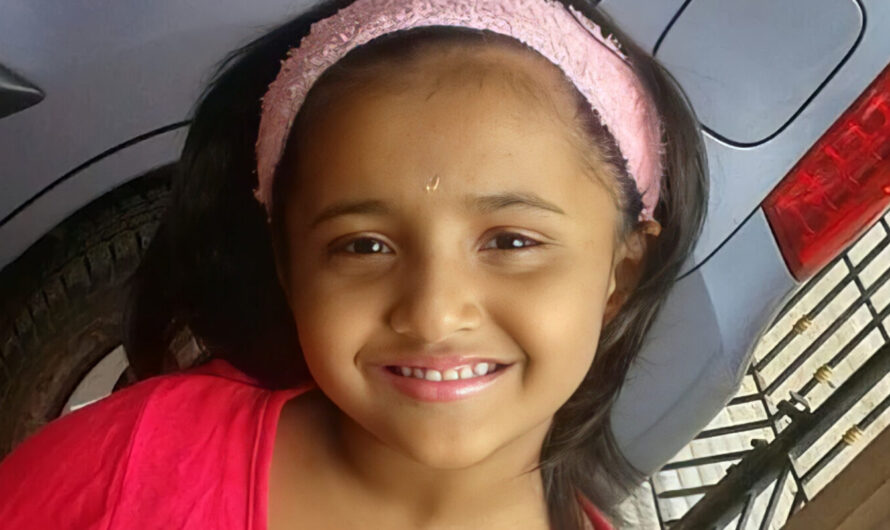 കുളി കഴിഞ്ഞു നനഞ്ഞ മുടി ഒരു ടവ്വൽ കൊണ്ട് ചുറ്റിയതിനു ശേഷം ഇളം നീല നിറത്തിലുള്ള ഒരു കോട്ടൺ സാരി എടുത്തു ഉടുക്കുകയാണ് വൈഗ…